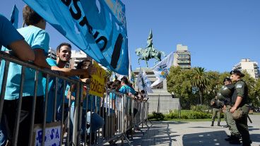 Militantes de La Cámpora se manifestaron en la Plaza San Martín.