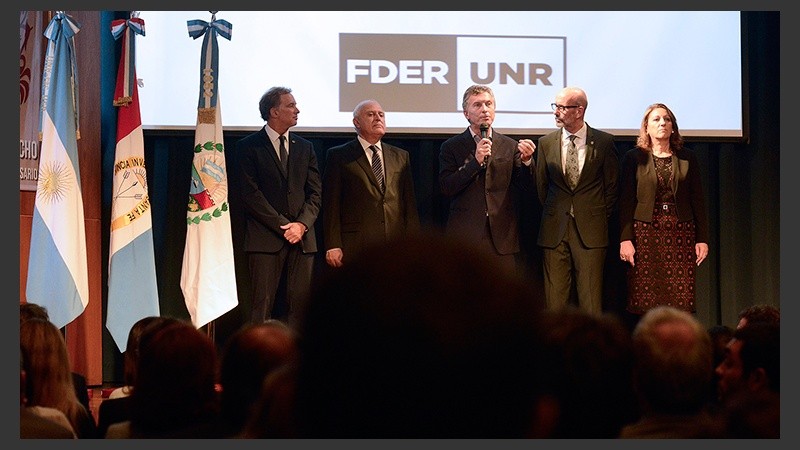 Mauricio Macri junto a funcionarios de gobierno y autoridades de la UNR en el aula magna de la Facultad de Derecho.