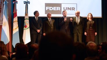 Mauricio Macri junto a funcionarios de gobierno y autoridades de la UNR en el aula magna de la Facultad de Derecho.