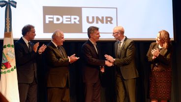 Mauricio Macri junto a funcionarios de gobierno y autoridades de la UNR en el aula magna de la Facultad de Derecho.
