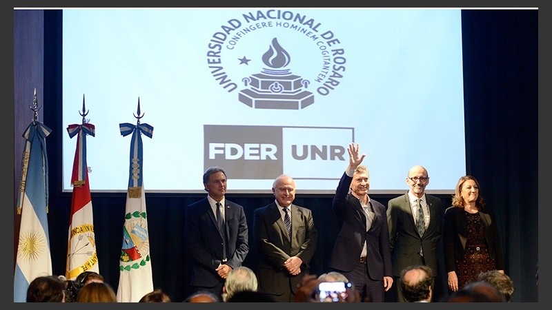 Mauricio Macri junto a funcionarios de gobierno y autoridades de la UNR en el aula magna de la Facultad de Derecho.