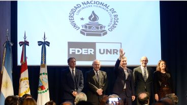 Mauricio Macri junto a funcionarios de gobierno y autoridades de la UNR en el aula magna de la Facultad de Derecho.
