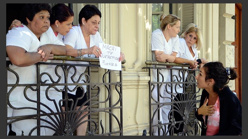 Vecinos se muestran a favor de la llegada de Macri desde los balcones.