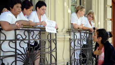 Vecinos se muestran a favor de la llegada de Macri desde los balcones.
