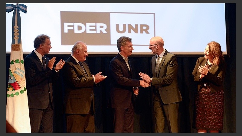 El presidente fue primero a la faculta de Derecho de la UNR.