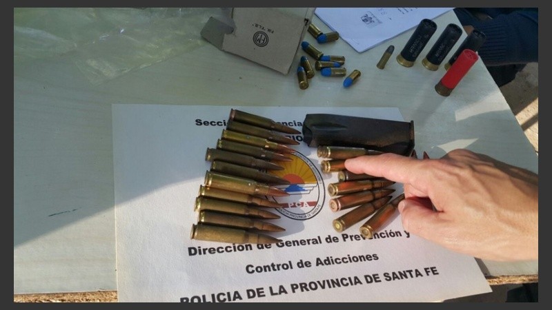 Los agentes encontraron proyectiles de distinto calibre y envases de gas lacrimógeno. 