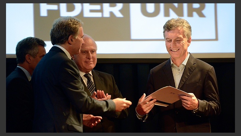El presidente Macri en el aula magna junto al gobernador Miguel Lifschitz y el decano de Derecho, Marcelo Vedronik.