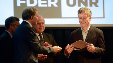 El presidente Macri en el aula magna junto al gobernador Miguel Lifschitz y el decano de Derecho, Marcelo Vedronik.
