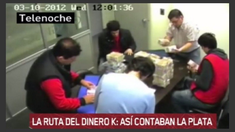 Las imágenes muestran grandes sumas de dinero sobre la mesa. 