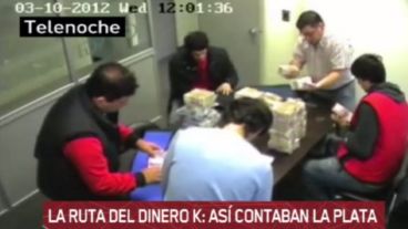 Las imágenes muestran grandes sumas de dinero sobre la mesa.