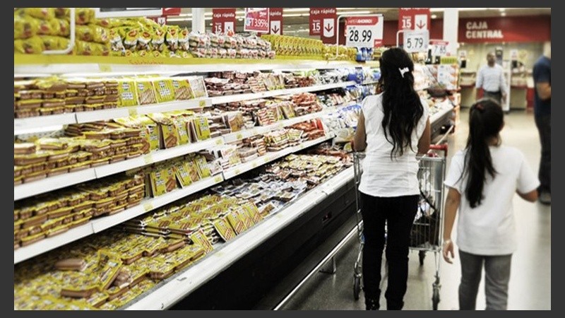 Los grandes supermercados podrían cerrar los domingos. 