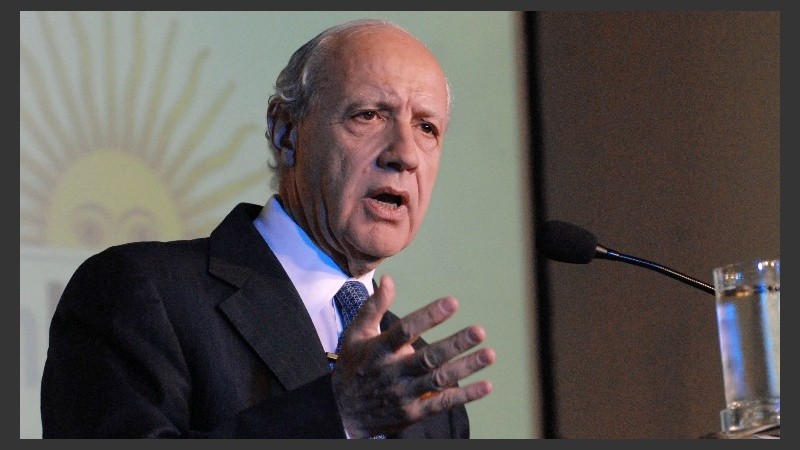 El ex ministro de Economía dijo que tomará la decisión a mitad de año.