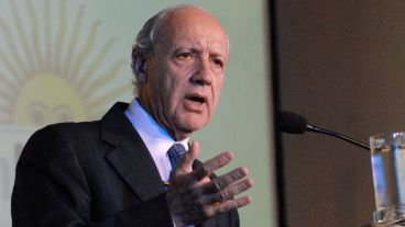 El ex ministro de Economía dijo que tomará la decisión a mitad de año.