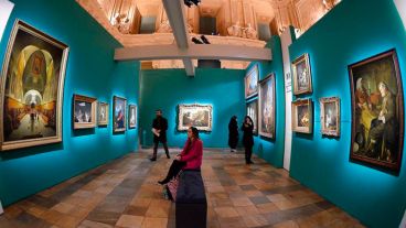 Una joven observa algunas de las obras que forman parte de la exposición "De Poussin a los Impresionistas, tres siglos de pintura francesa en el Hermitage", en Turín, Italia.