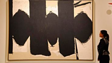Una mujer observa la obra "Elegía a la República Española", del artista estadounidense Robert Motherwell.