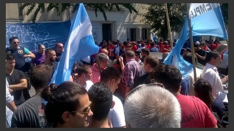 Discusiones frente al Concejo Municipal.