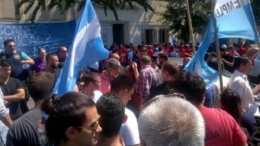 Discusiones frente al Concejo Municipal.