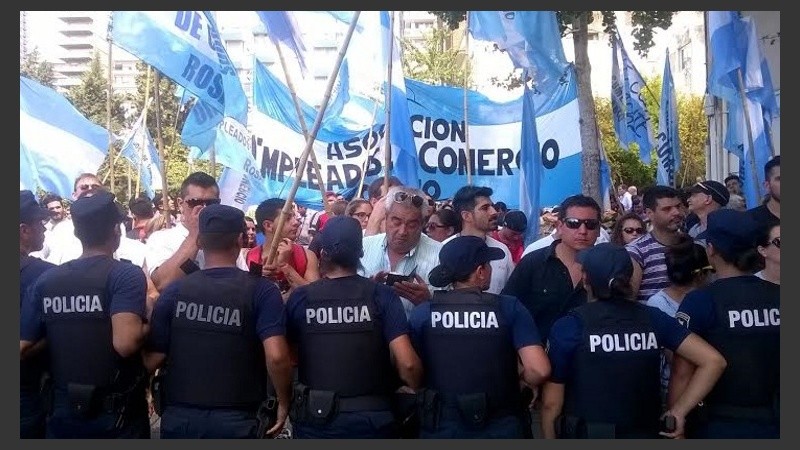 La Empleados de Comercio realizó una nutrida marcha. Un cordón policial los vigilaba.
