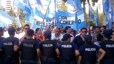 La Empleados de Comercio realizó una nutrida marcha. Un cordón policial los vigilaba.