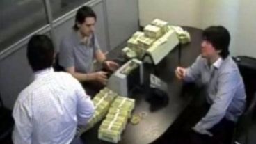 Una imagen de las cámaras de seguridad durante el conteo de dólares.