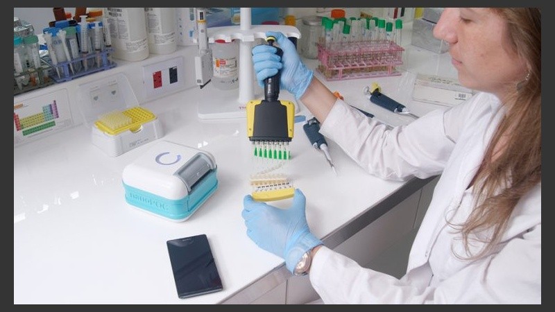 Uno de los dispositivos es económico y de fácil uso, ya que funciona de forma similar al test de embarazo tradicional.