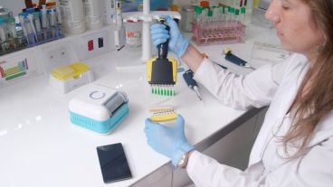 Uno de los dispositivos es económico y de fácil uso, ya que funciona de forma similar al test de embarazo tradicional.