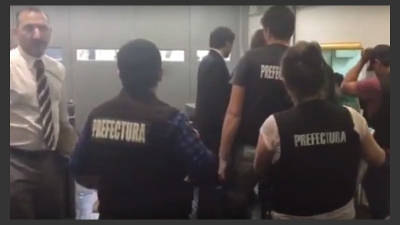 Efectivos de Prefectura se llevaron documentos del canal C5N. 