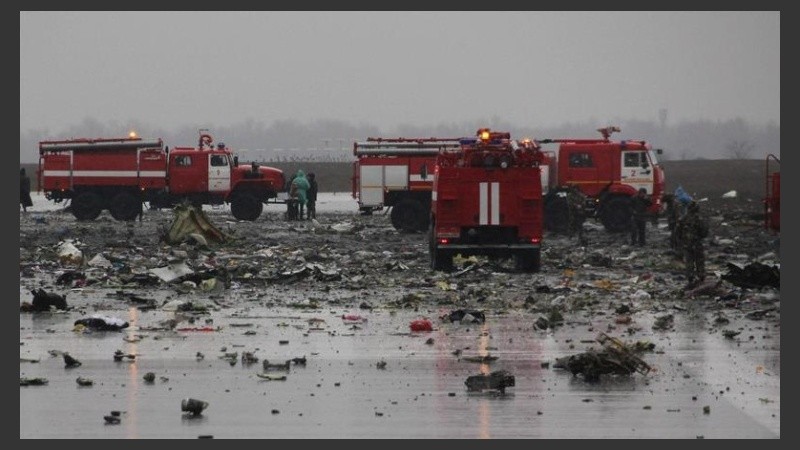 Impactante: camiones de bomberos rusos trabajan sobre los restos del avión. 