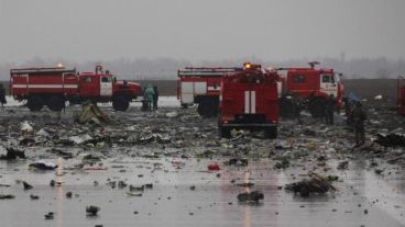 Impactante: camiones de bomberos rusos trabajan sobre los restos del avión.