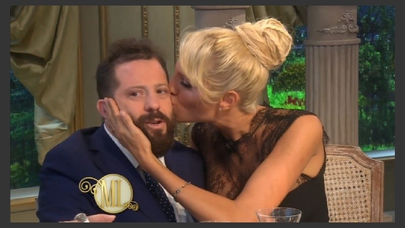 Tiempos felices: invitada a la mesa de Mirtha, la pareja se prodigó besos al por mayor.