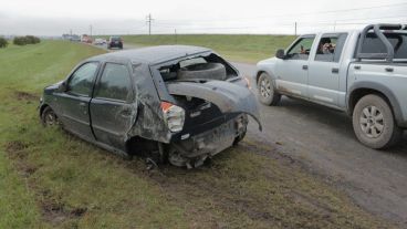 Un Fiat Palio perdió el control, volcó y terminó con serios daños. La mujer que conducía y su acompañante no sufrieron lesiones. (Alan Monzón/Rosario3.com)