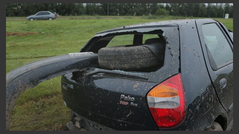 Así quedó el vehículo tras el accidente. La calzada mojada jugó una mala pasada. (Alan Monzón/Rosario3.com)