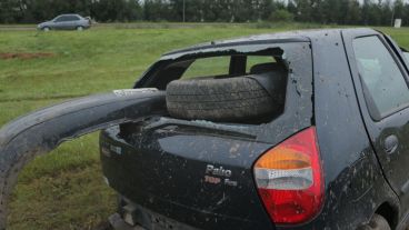 Así quedó el vehículo tras el accidente. La calzada mojada jugó una mala pasada. (Alan Monzón/Rosario3.com)