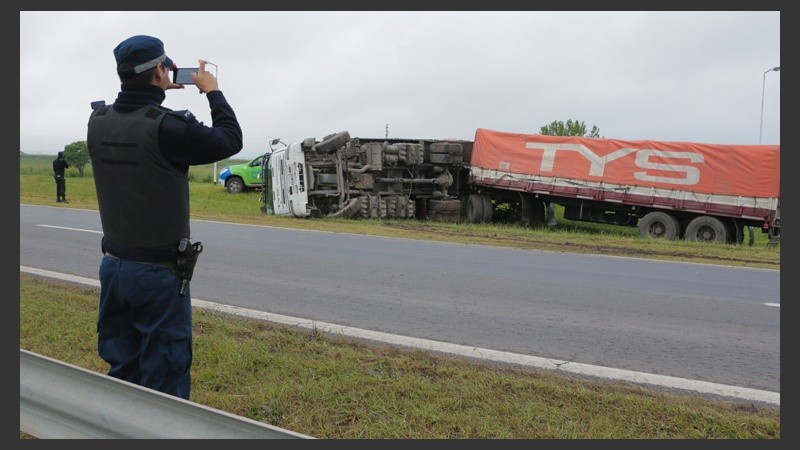 El conductor no sufrió lesiones. La policía vial trabajó en el lugar. (Alan Monzón/Rosario3.com)