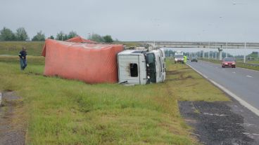 A pocos metros, un camión también volcó en la mañana del lunes. (Alan Monzón/Rosario3.com)