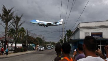 Obama llegó el domingo y el martes dejará la isla y vendrá a la Argentina. (EFE)