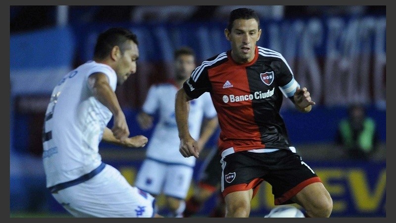 Maxi lucha por el balón.