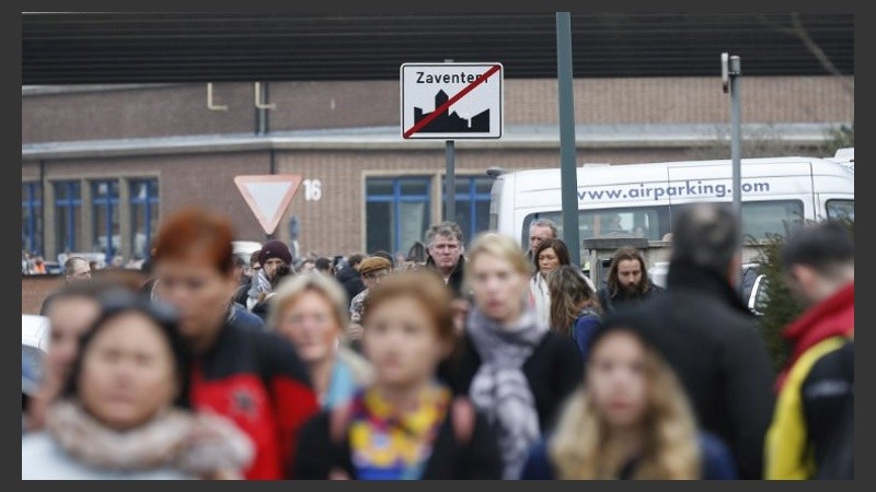 Varios pasajeros abandonan la zona aeroportuaria tras registrarse explosiones.