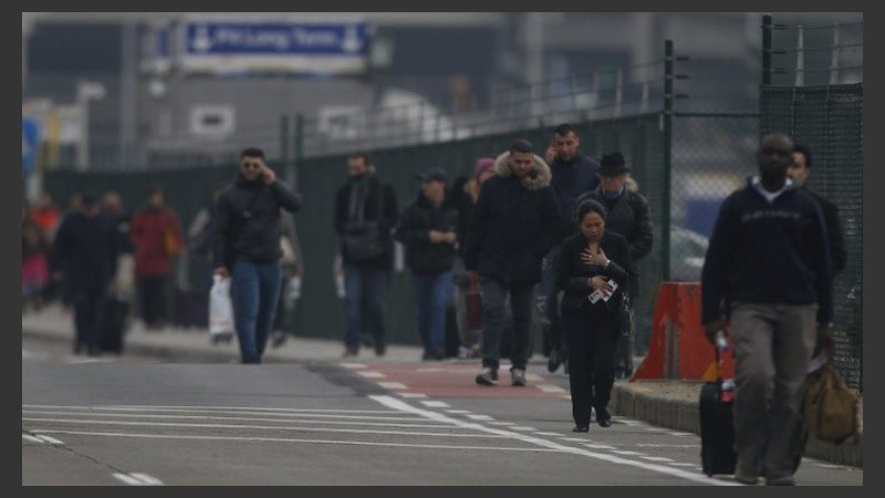 Pasajeros y personal son evacuados del edificio de la terminal tras registrarse explosiones .