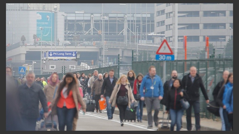 Personas evacuadas en el aeropuerto de Bruselas.