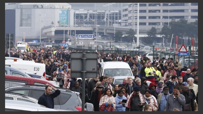 El momento en que pasajeros y trabajadores evacuaron el edificio de la terminal.