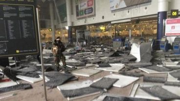 Imágen del aeropuerto al instante de las explosiones.