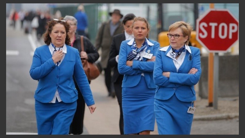 Azafatas abandonan la estación terminal 