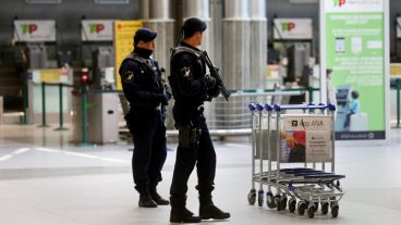 Varios miembros de la policía militar portuguesa participan en la evacuación de la zona de facturación del Aeropuerto de Lisboa. (EFE)