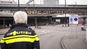Un miembro de la policía holandesa patrulla por la estación de tren de la localidad de Hoofddorp, Holanda. (EFE)