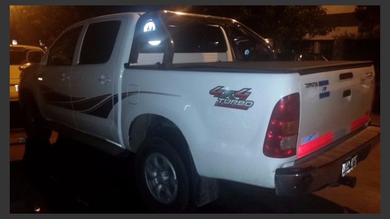 La Toyota Hilux blanca fue abandonada tras el raid delictivo.