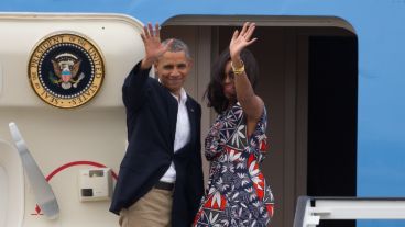 El mandatario y su mujer Michelle, en el último saludo desde el avión.