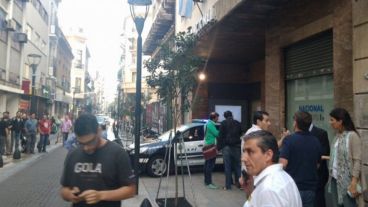 Tensión en la puerta de Radio Nacional Buenos Aires.