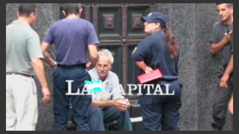 Carlos Serbali también amenazó con detonar una bomba en el diario local.