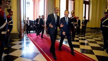 Obama, al llegar a la Casa Rosada. Muchas sonrisas. (EFE)